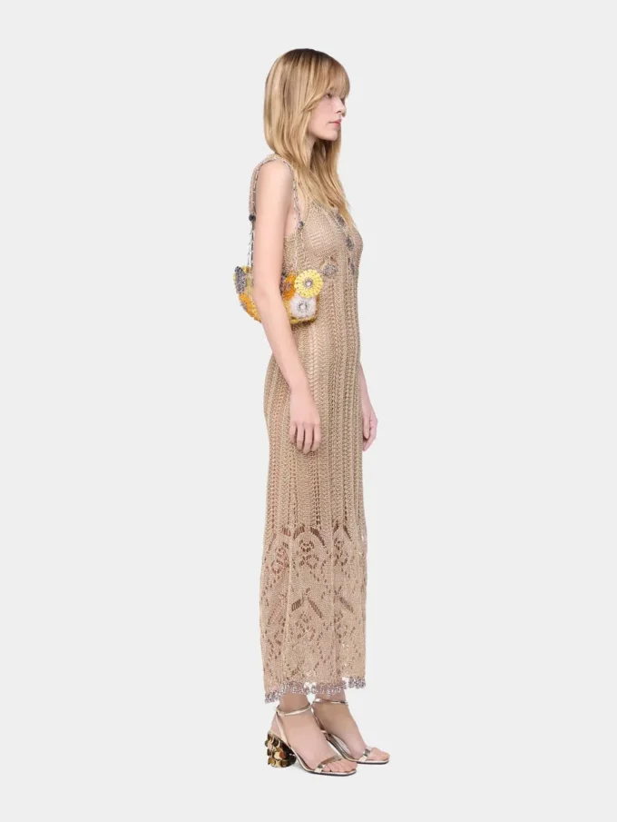Langes Kleid aus Häkelarbeit