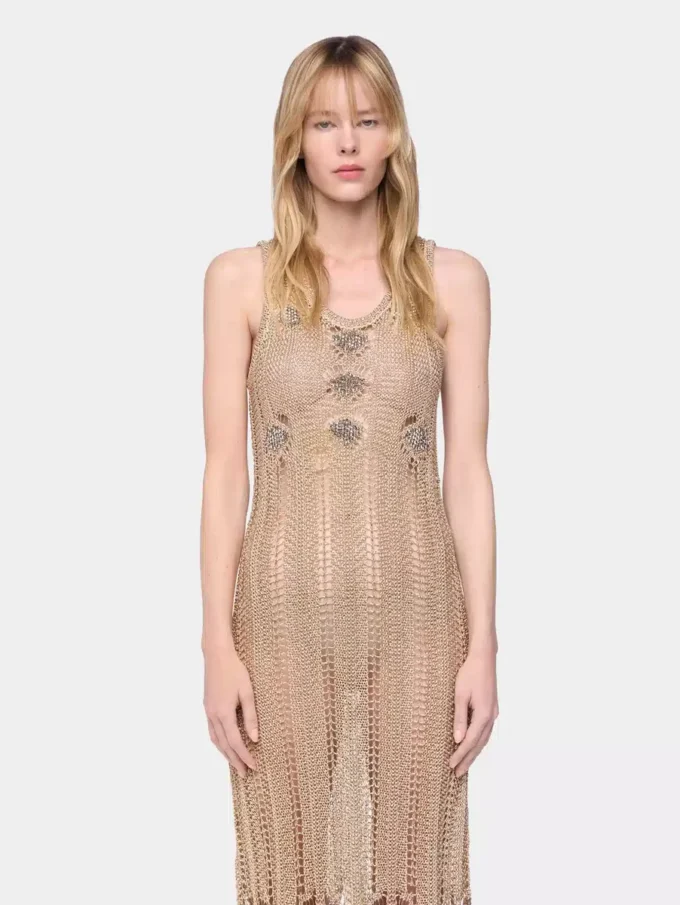 Langes Kleid aus Häkelarbeit