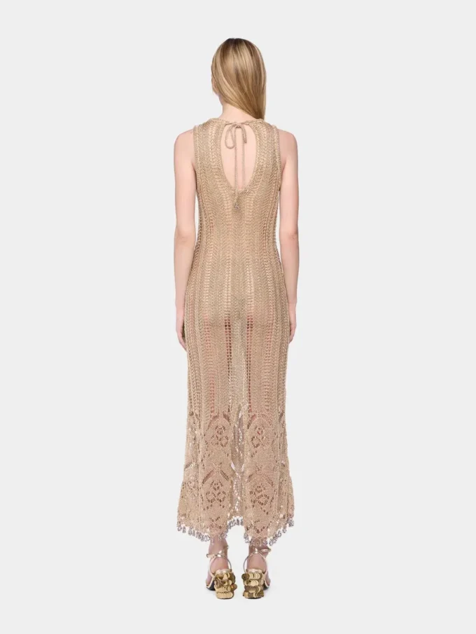 Langes Kleid aus Häkelarbeit