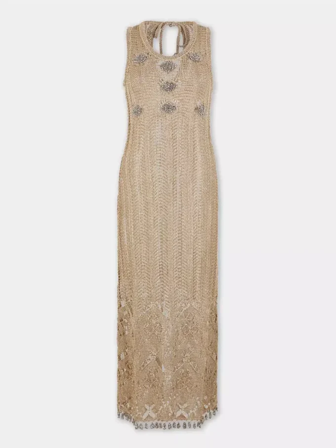 Langes Kleid aus Häkelarbeit