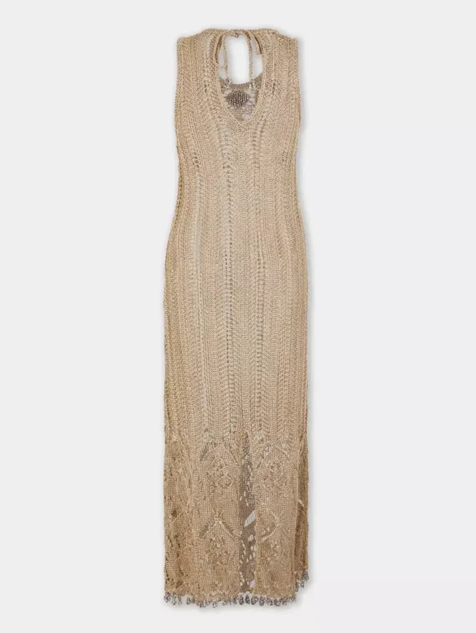 Langes Kleid aus Häkelarbeit