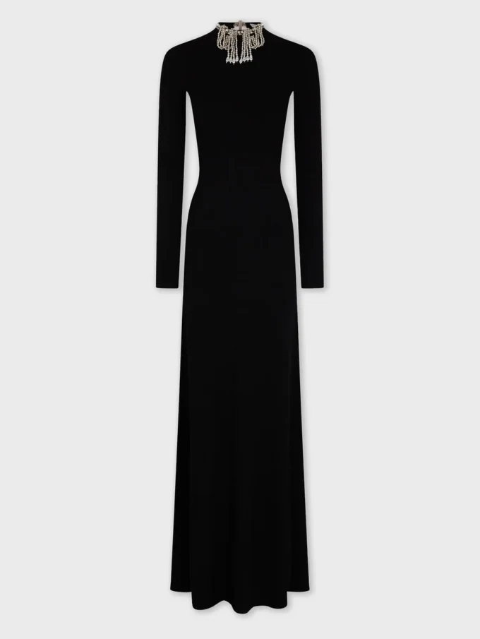 Langes, rückenfreies Strickkleid mit Stickereien