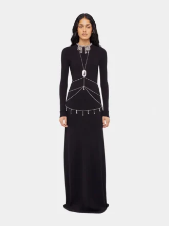 Langes, rückenfreies Strickkleid mit Stickereien
