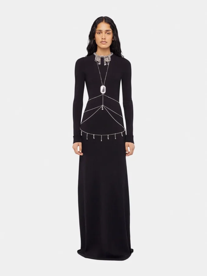 Langes, rückenfreies Strickkleid mit Stickereien