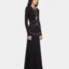 Langes, rückenfreies Strickkleid mit Stickereien