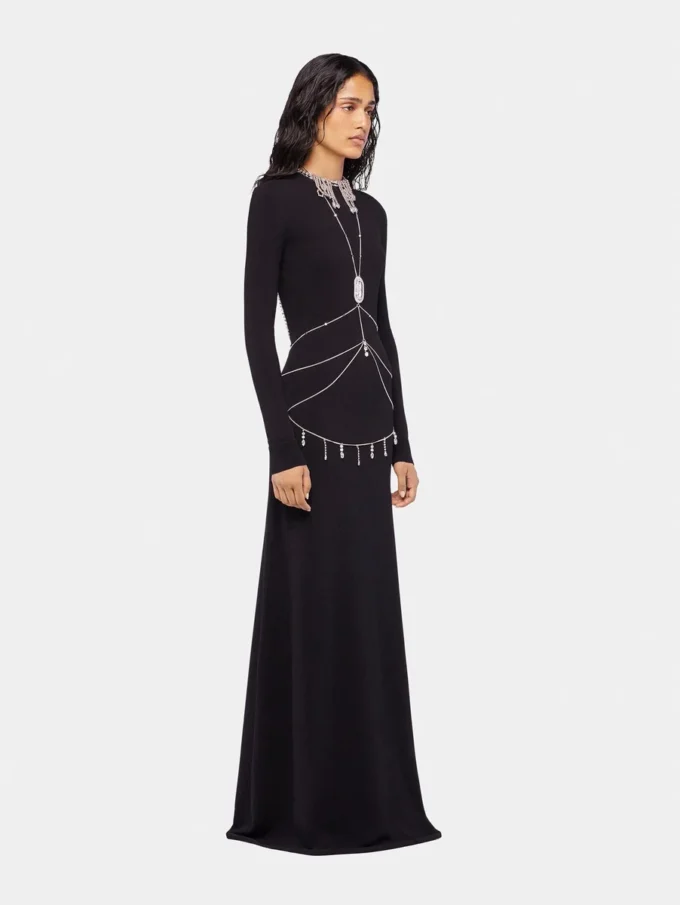 Langes, rückenfreies Strickkleid mit Stickereien