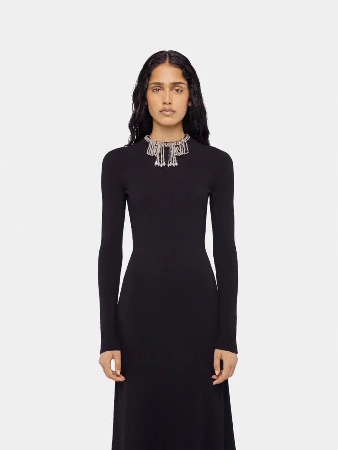 Langes, rückenfreies Strickkleid mit Stickereien