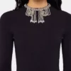 Langes, rückenfreies Strickkleid mit Stickereien
