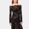 Langes schwarzes Spitzenkleid mit Bardot-Ausschnitt