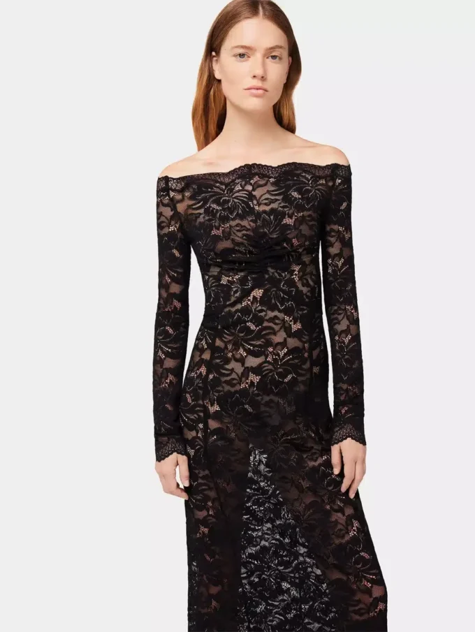 Langes schwarzes Spitzenkleid mit Bardot-Ausschnitt
