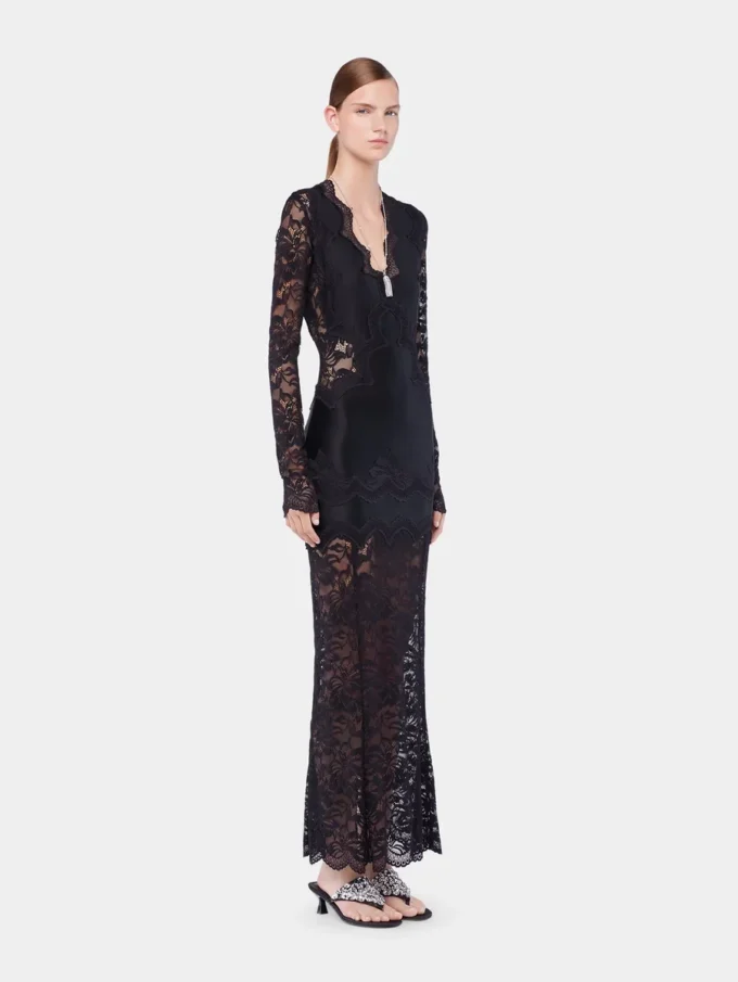 Langes Spitzenkleid
