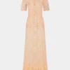 Langes Spitzenkleid in Raffiafarbe