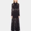 Langes Spitzenkleid mit Cut-Out-Details