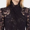 Langes Spitzenkleid mit Cut-Out-Details