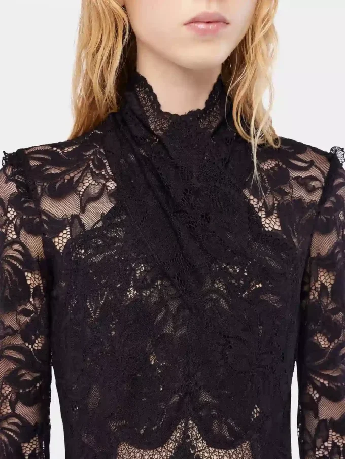 Langes Spitzenkleid mit Cut-Out-Details