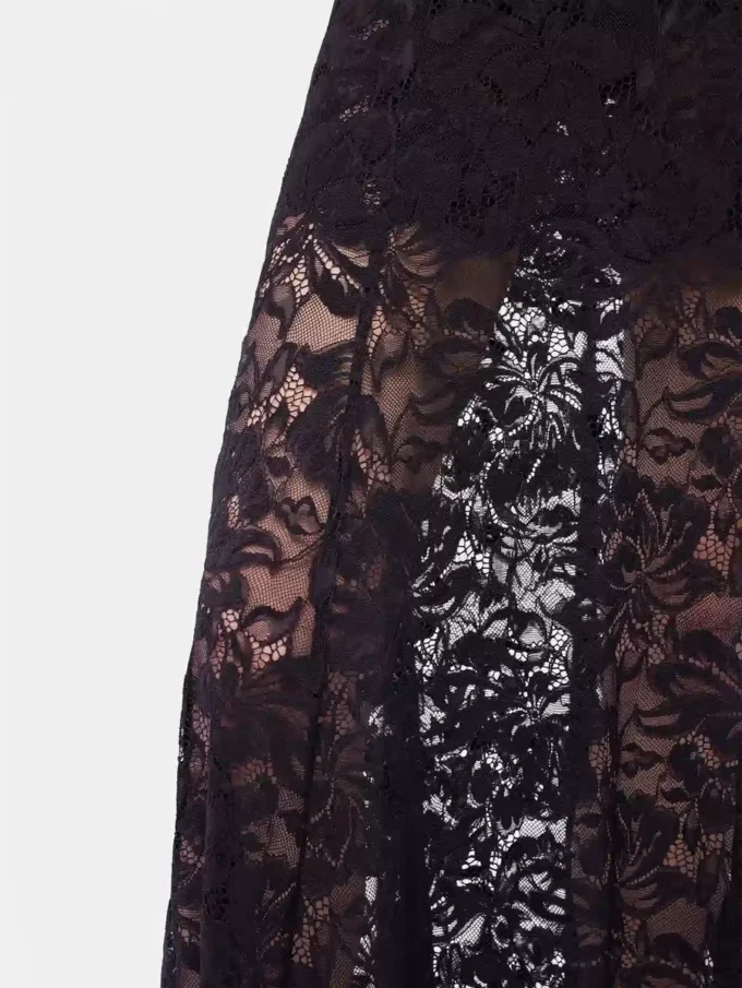 Langes Spitzenkleid mit Cut-Out-Details