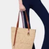 Natürliche Raffia-Tasche mit Anhängern