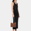 Ärmelloses schwarzes Kleid mit Drapierung und Druckknöpfen
