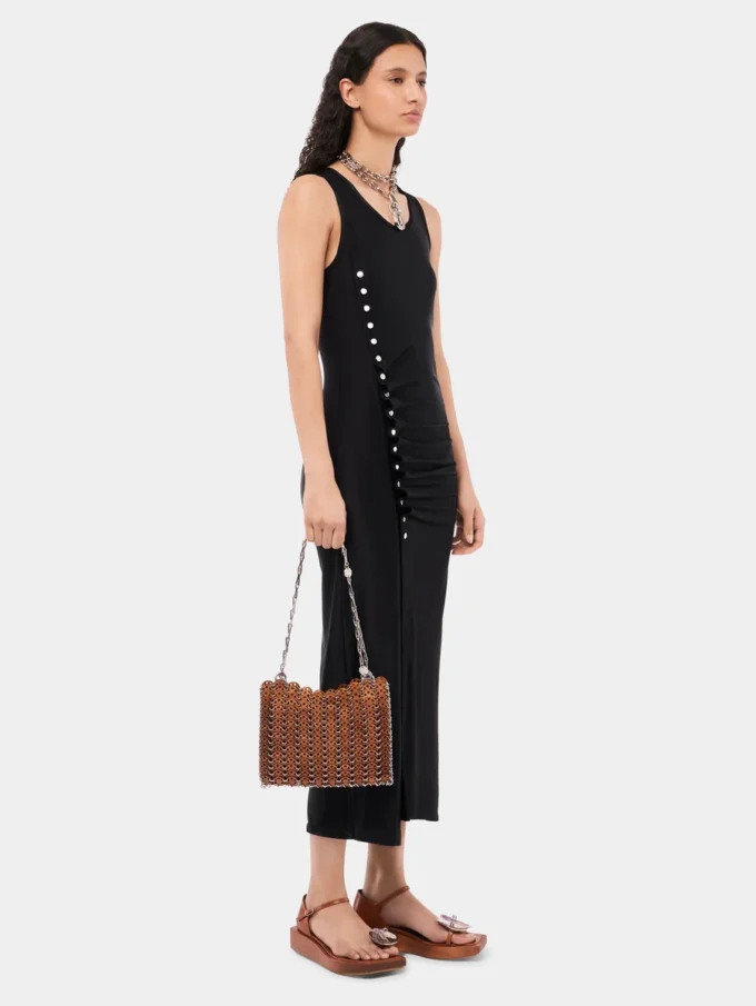 Ärmelloses schwarzes Kleid mit Drapierung und Druckknöpfen
