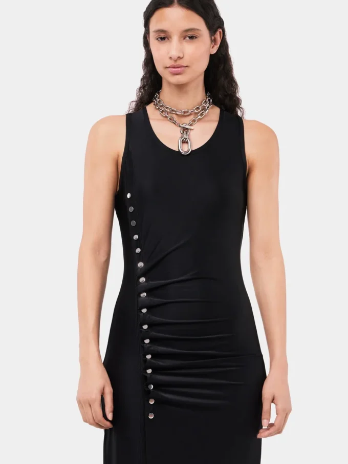 Ärmelloses schwarzes Kleid mit Drapierung und Druckknöpfen