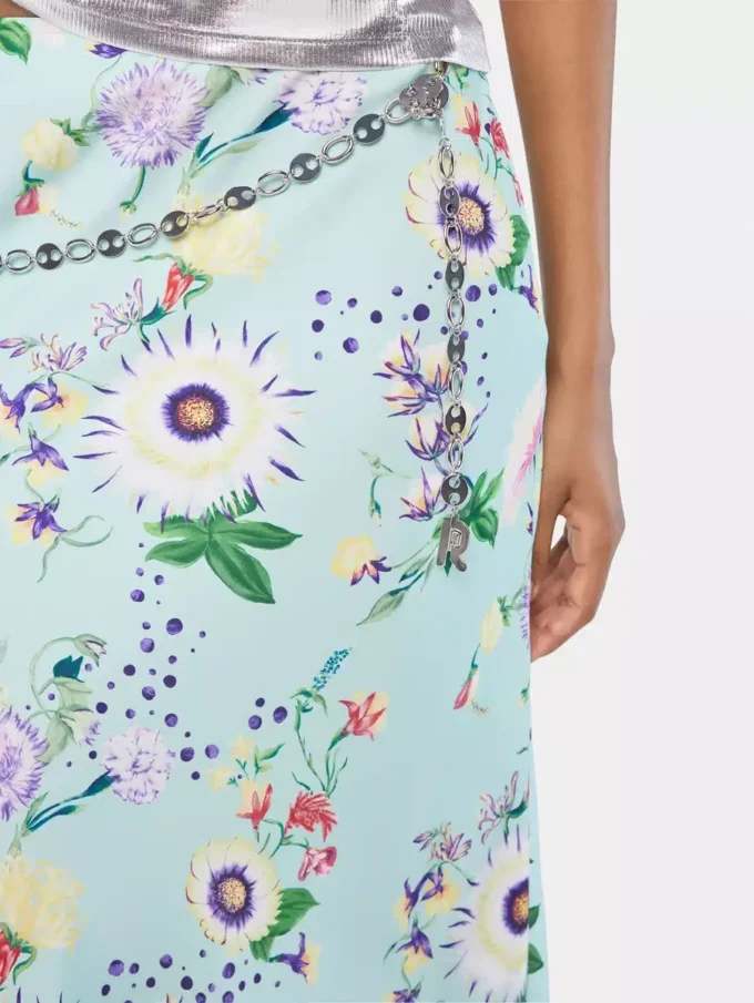 Rock mit Blumenmuster und Kettenverzierungen