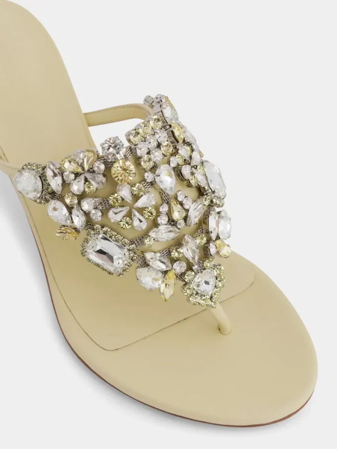 Sandalen mit Kitten-Absatz und Strass