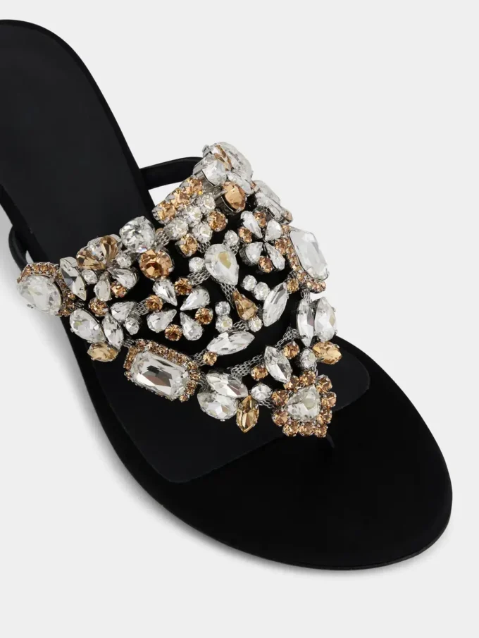 Sandalen mit Kitten-Absatz und Strass