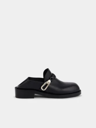 Schwarze Pantoletten aus glattem Leder