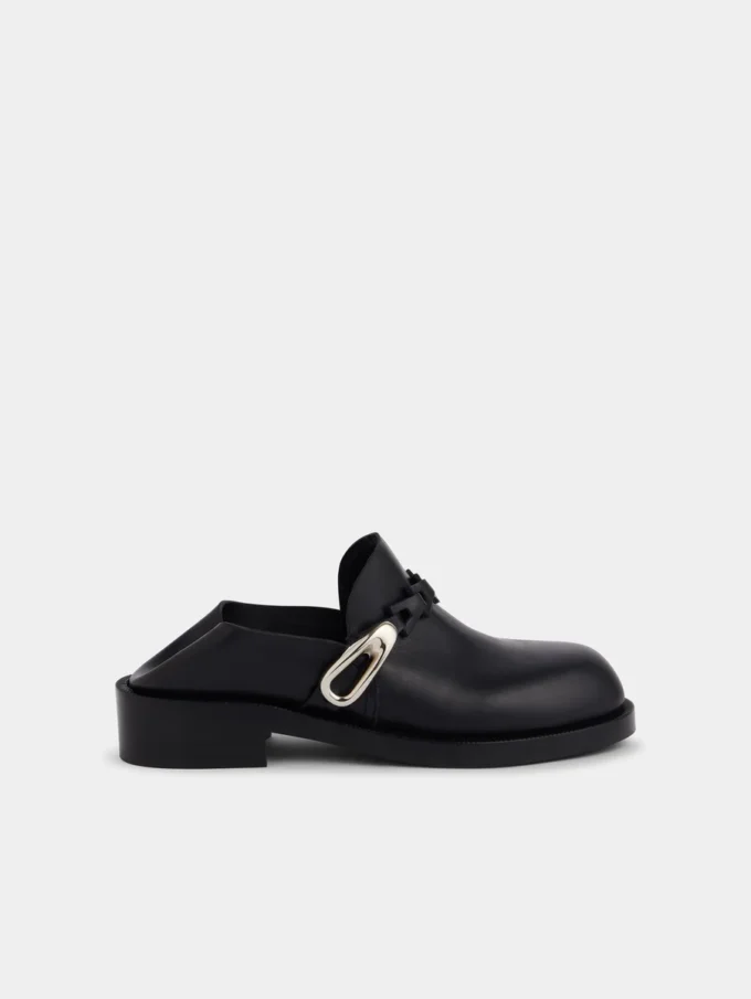 Schwarze Pantoletten aus glattem Leder