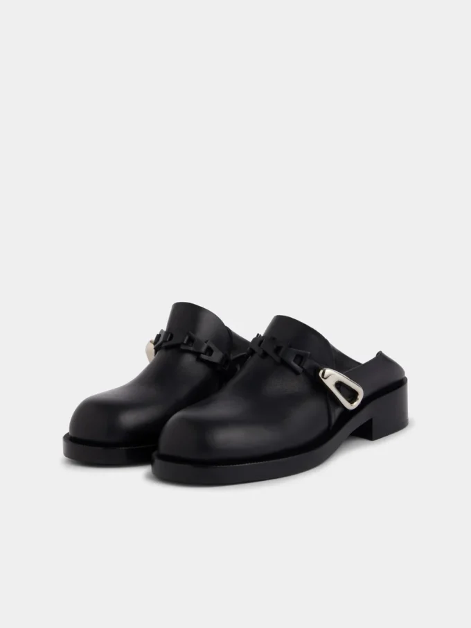 Schwarze Pantoletten aus glattem Leder