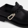 Schwarze Pantoletten aus glattem Leder