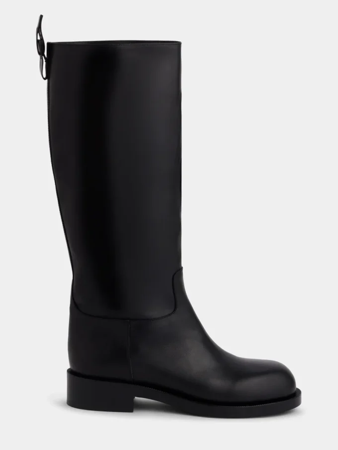 Schwarze Stiefel aus glattem Leder