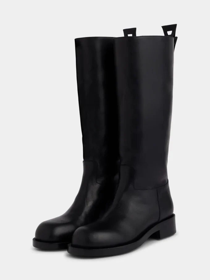 Schwarze Stiefel aus glattem Leder