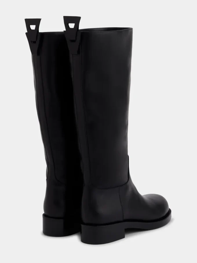 Schwarze Stiefel aus glattem Leder