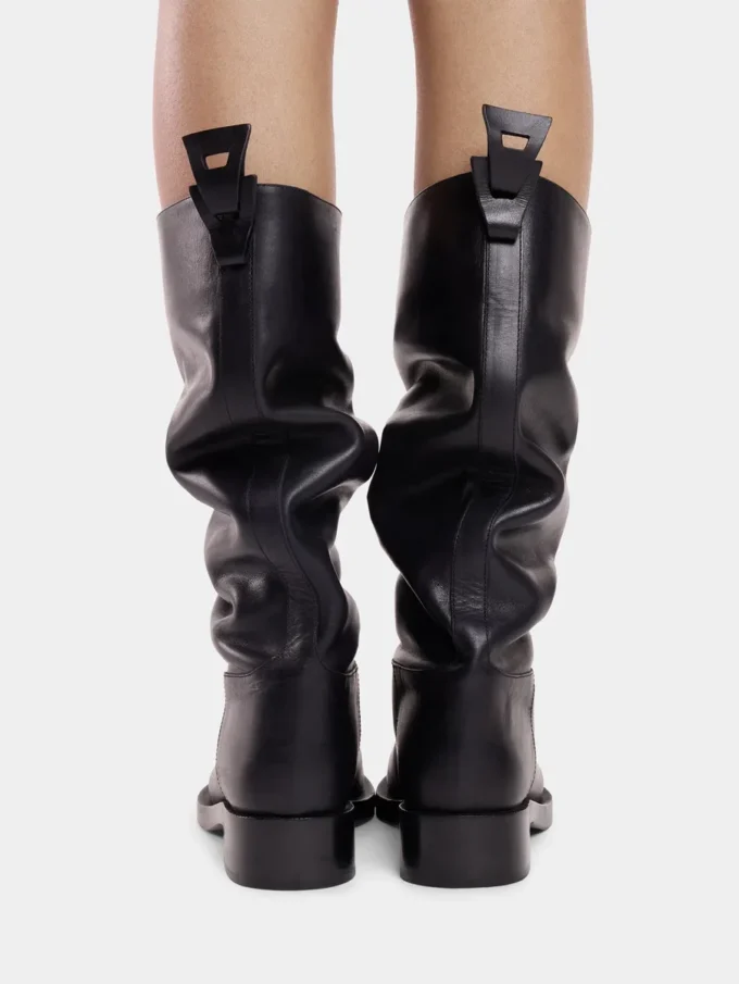 Schwarze Stiefel aus glattem Leder