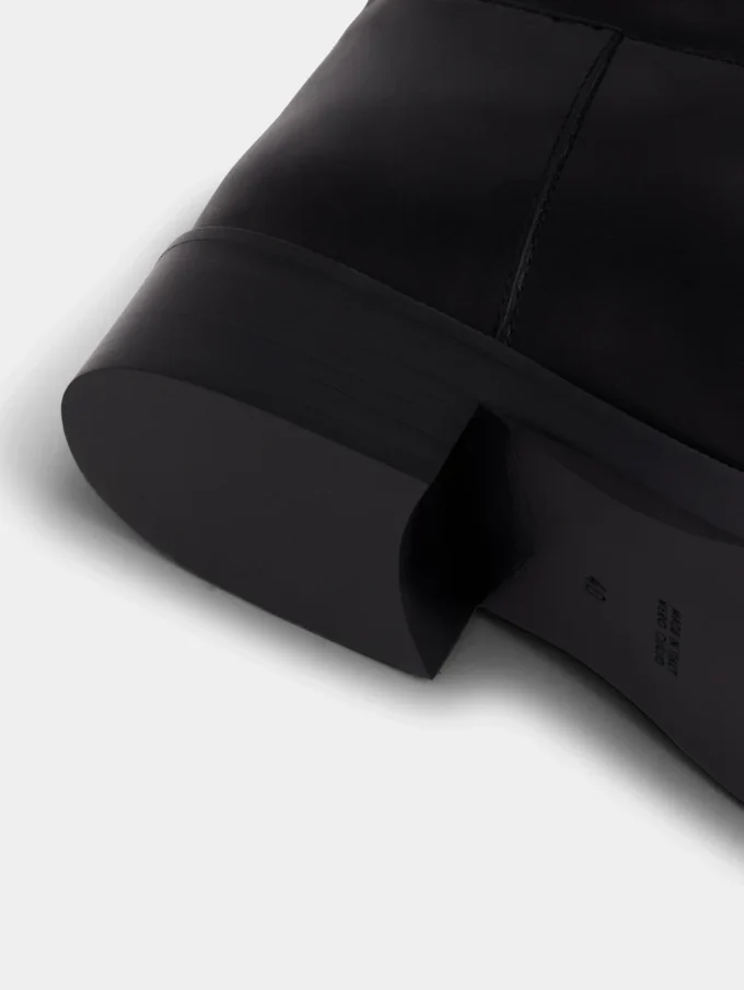 Schwarze Stiefel aus glattem Leder