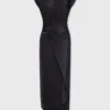 Schwarzes drapiertes Kleid mit charakteristischem Piercing