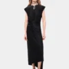 Schwarzes drapiertes Kleid mit charakteristischem Piercing