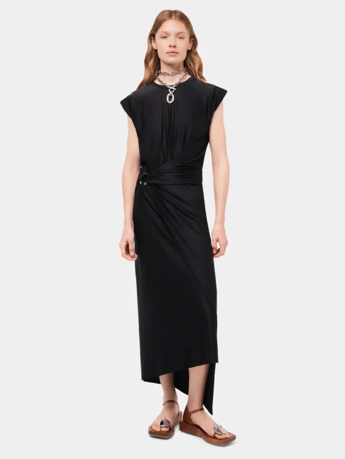 Schwarzes drapiertes Kleid mit charakteristischem Piercing