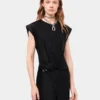 Schwarzes drapiertes Kleid mit charakteristischem Piercing