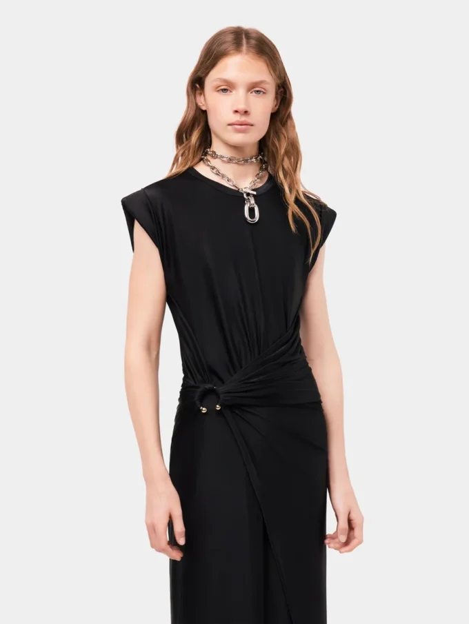 Schwarzes drapiertes Kleid mit charakteristischem Piercing