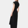 Schwarzes drapiertes Kleid mit charakteristischem Piercing
