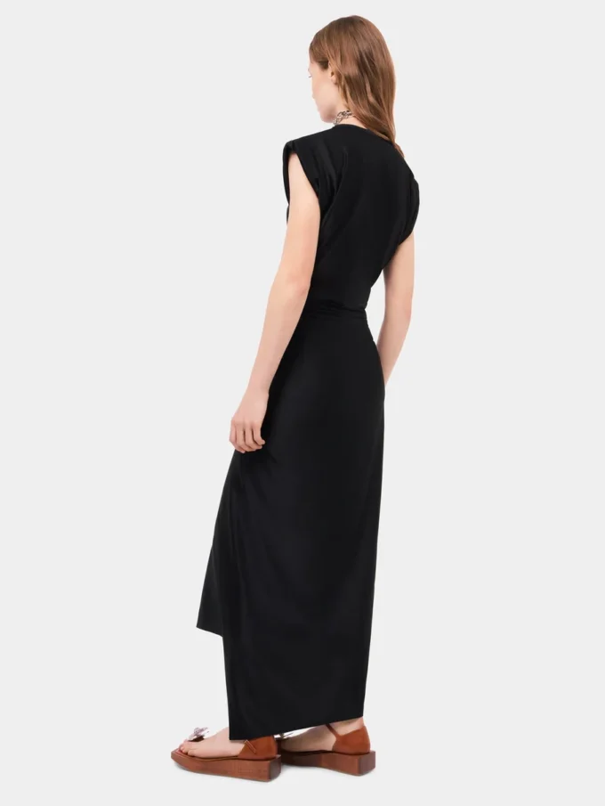 Schwarzes drapiertes Kleid mit charakteristischem Piercing