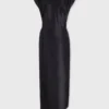 Schwarzes drapiertes Kleid mit charakteristischem Piercing