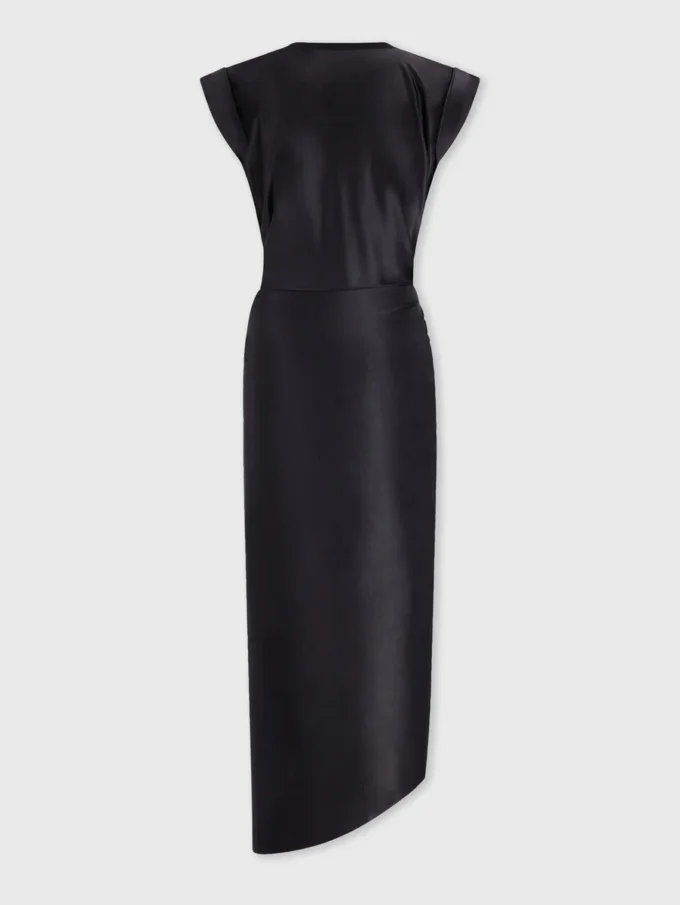Schwarzes drapiertes Kleid mit charakteristischem Piercing