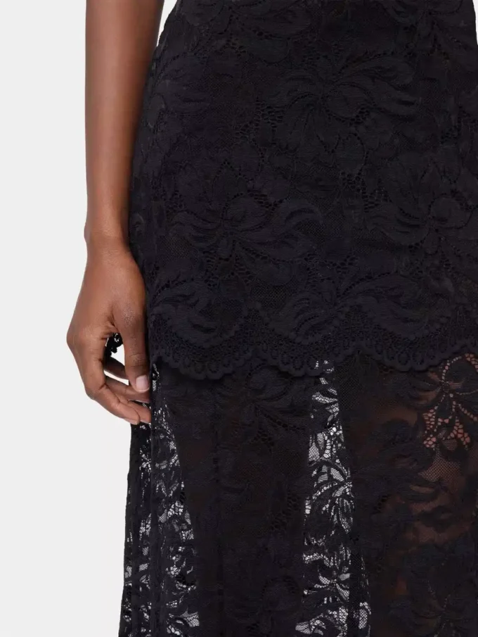 Schwarzes langes Kleid aus Spitze
