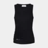 Schwarzes Tanktop mit charakteristischem Piercing