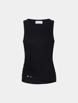 Schwarzes Tanktop mit charakteristischem Piercing