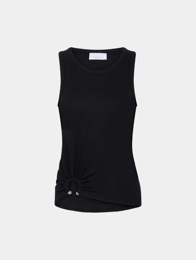 Schwarzes Tanktop mit charakteristischem Piercing