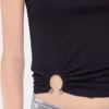 Schwarzes Tanktop mit charakteristischem Piercing